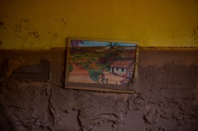 A lama invadiu e encobriu todos os cômodos da casa de Geraldo Nascimento, onde ele vive há 40 anos. Na parede, restou apenas um quadro.