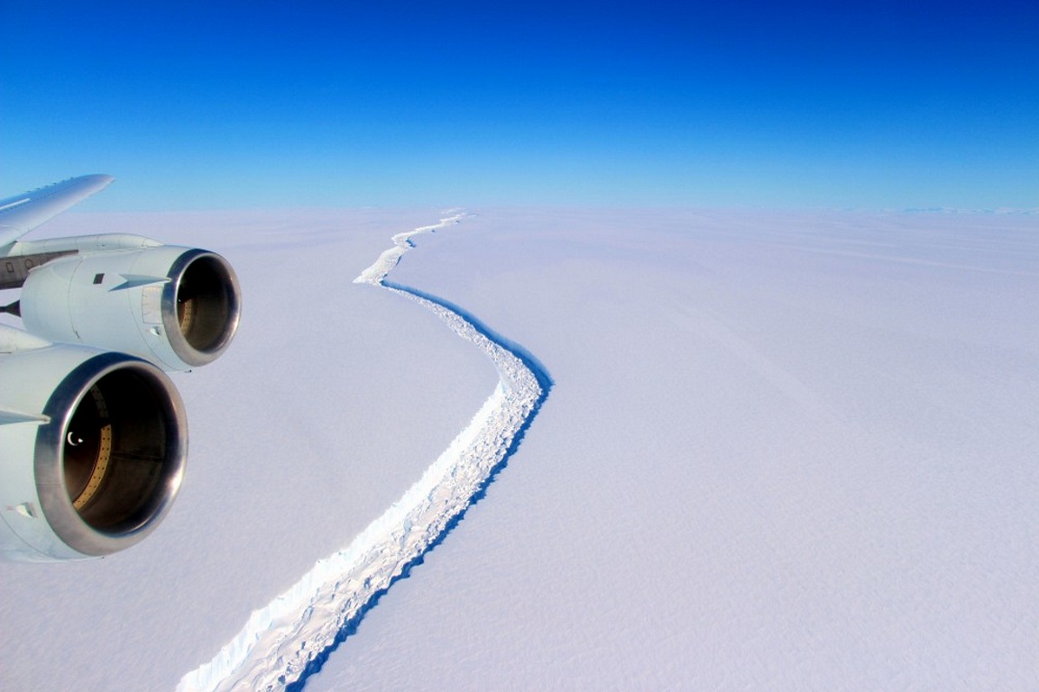 A rachadura na plataforma de gelo Larsen C, fotografada em novembro de 2016 de um avião de pesquisas da Nasa . Foto: John Sonntag/IceBridge/GSFC.