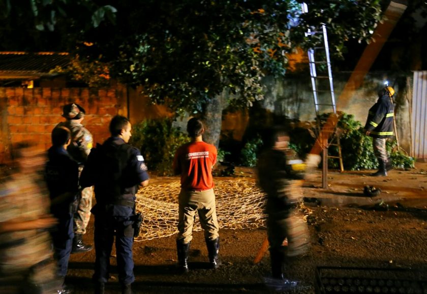 Operação atravessou a madrugada e deixou autoridades e moradores aflitos. Foto: Franz Mendes