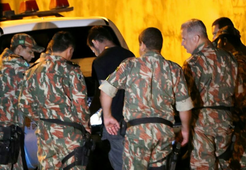Policiais que estavam em folga foram chamados para ajudar na operação. Foto: Franz Mendes