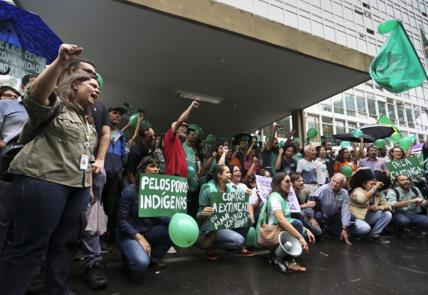 Manifestantes protestam contra propostas de Bolsonaro para 