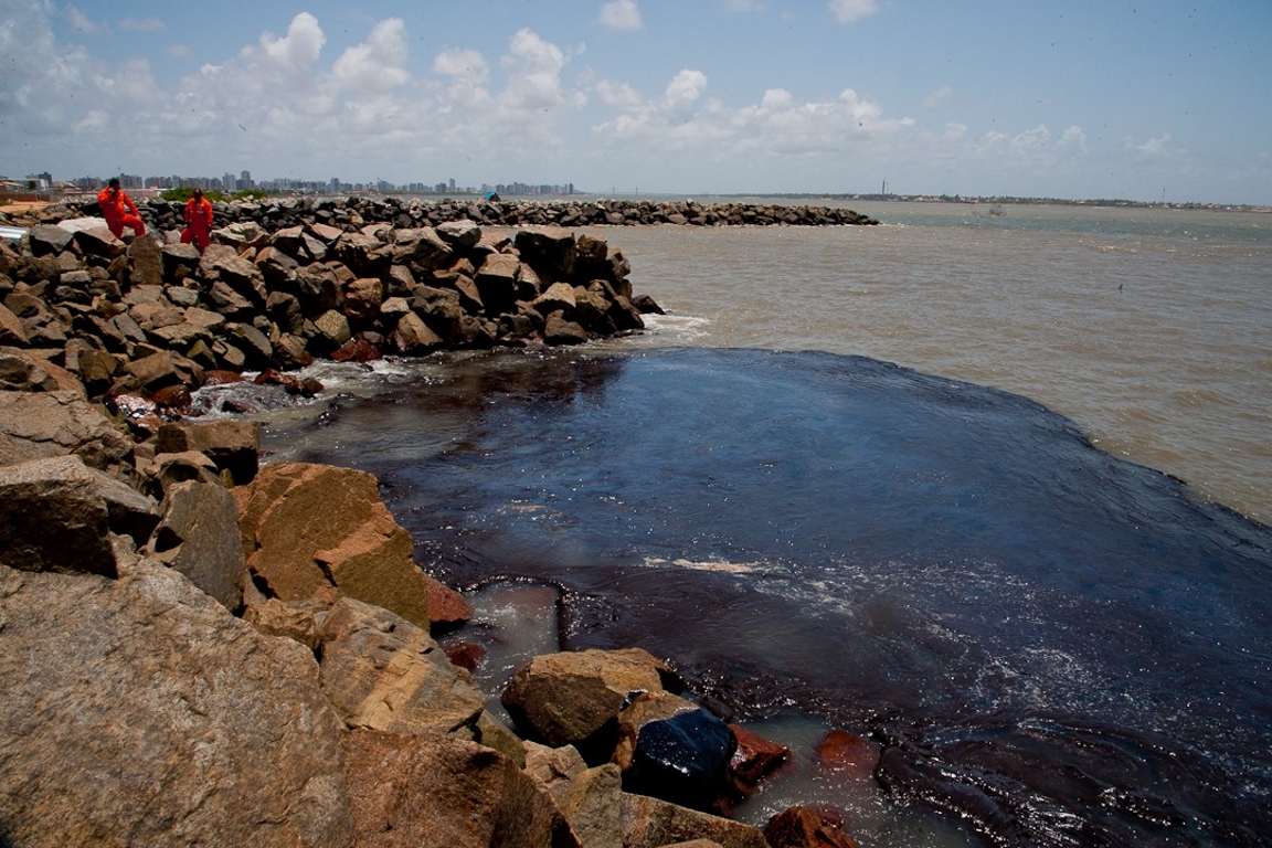 Óleo no litoral do Nordeste e do Brasil