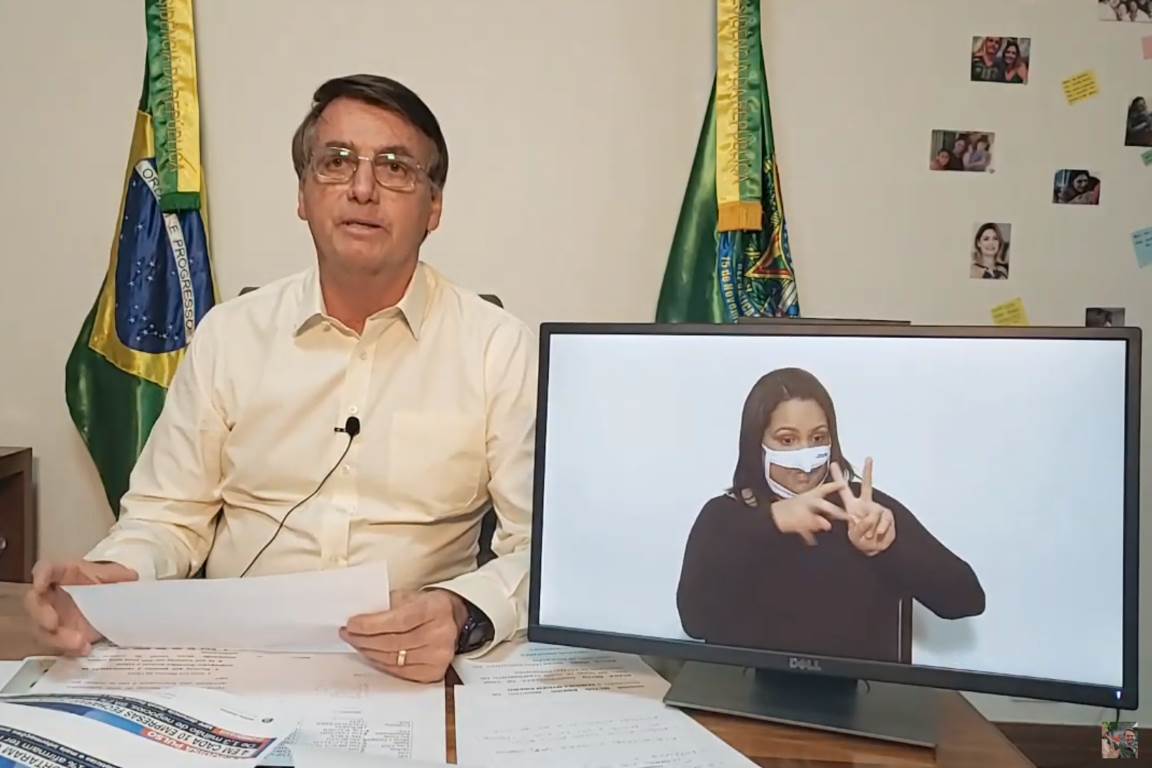 Bolsonaro critica em live decreto que proíbe uso de fogo – assinado por ele mesmo