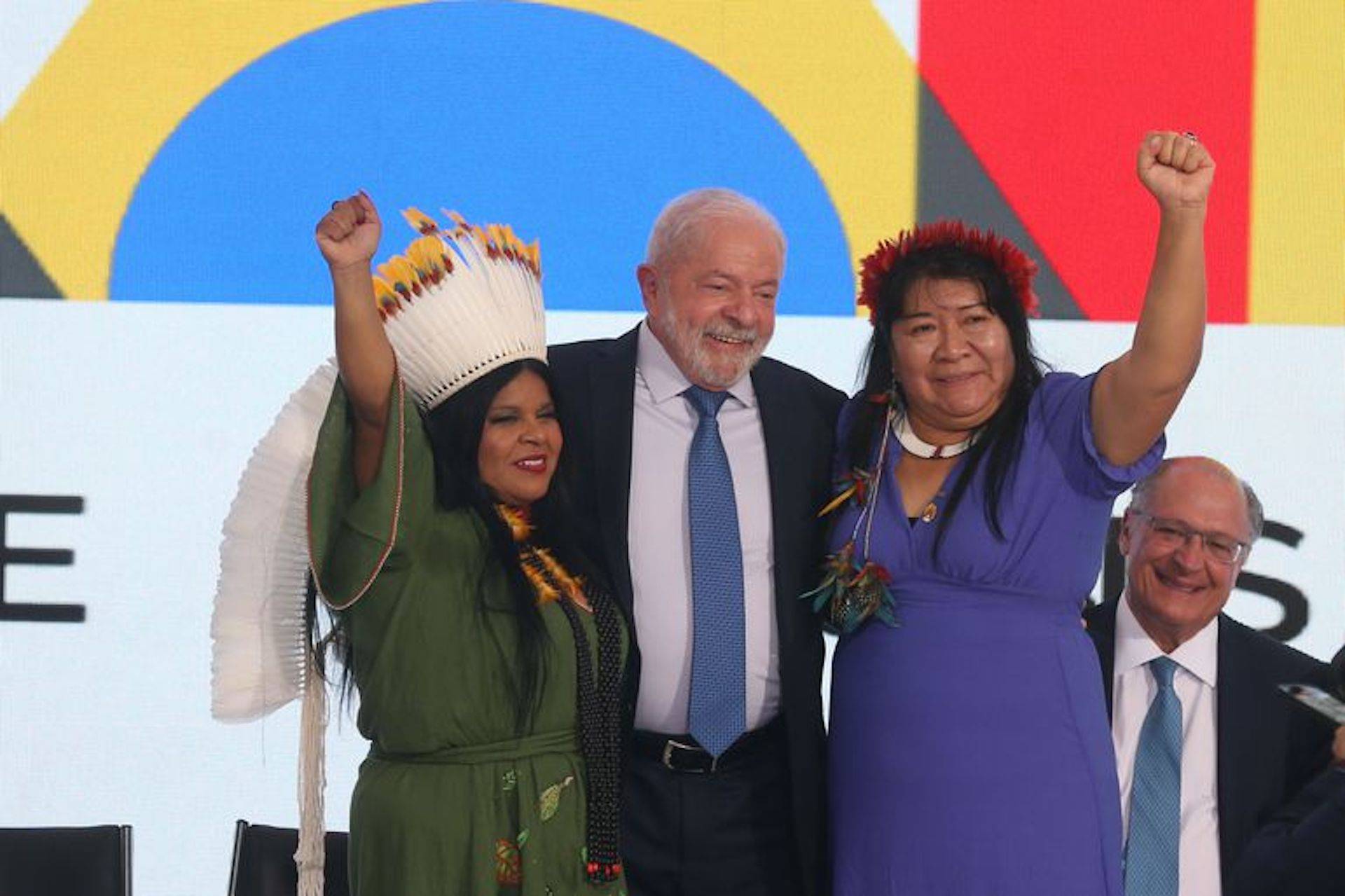 O presidente Luiz Inácio Lula da Silva participa da cerimônia de posse da Ministra dos Povos Indígenas, Sonia Guajajara, com a nova presidenta da Funai, Joênia Waipixana. Foto: Valter Campanato/ EBC