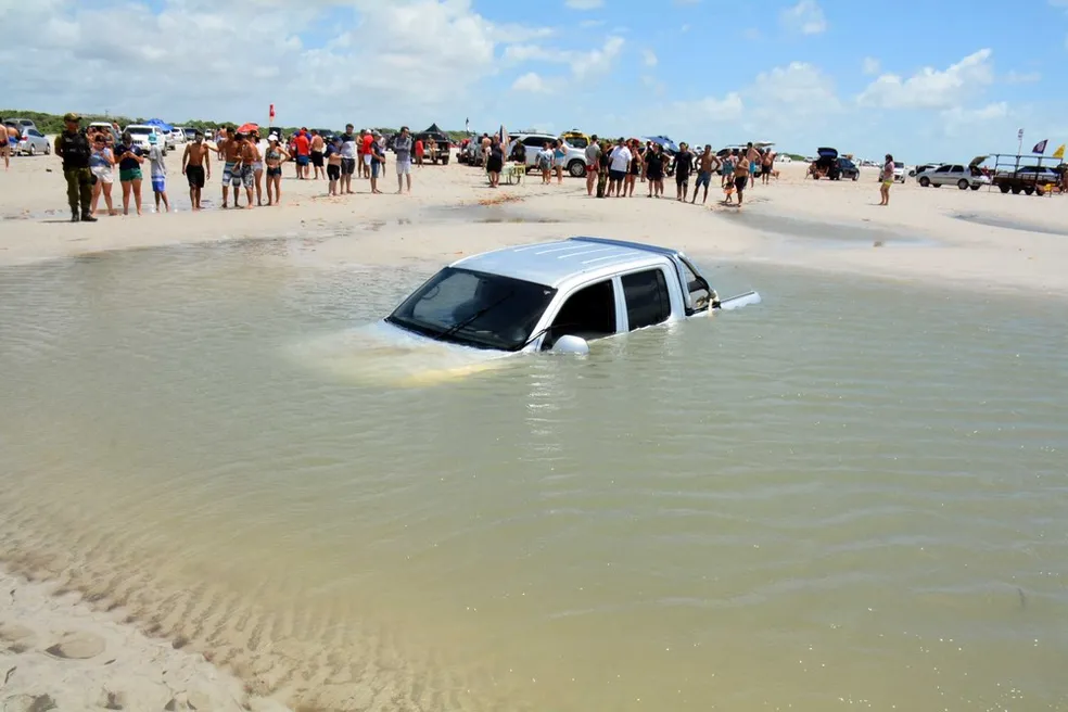 Picape atola na areia e é coberta pela água em Salinas. Veículo precisou ser removido por escavadeira. — Foto- Divulgação _ Corpo de Bombeiros Militar do Pará