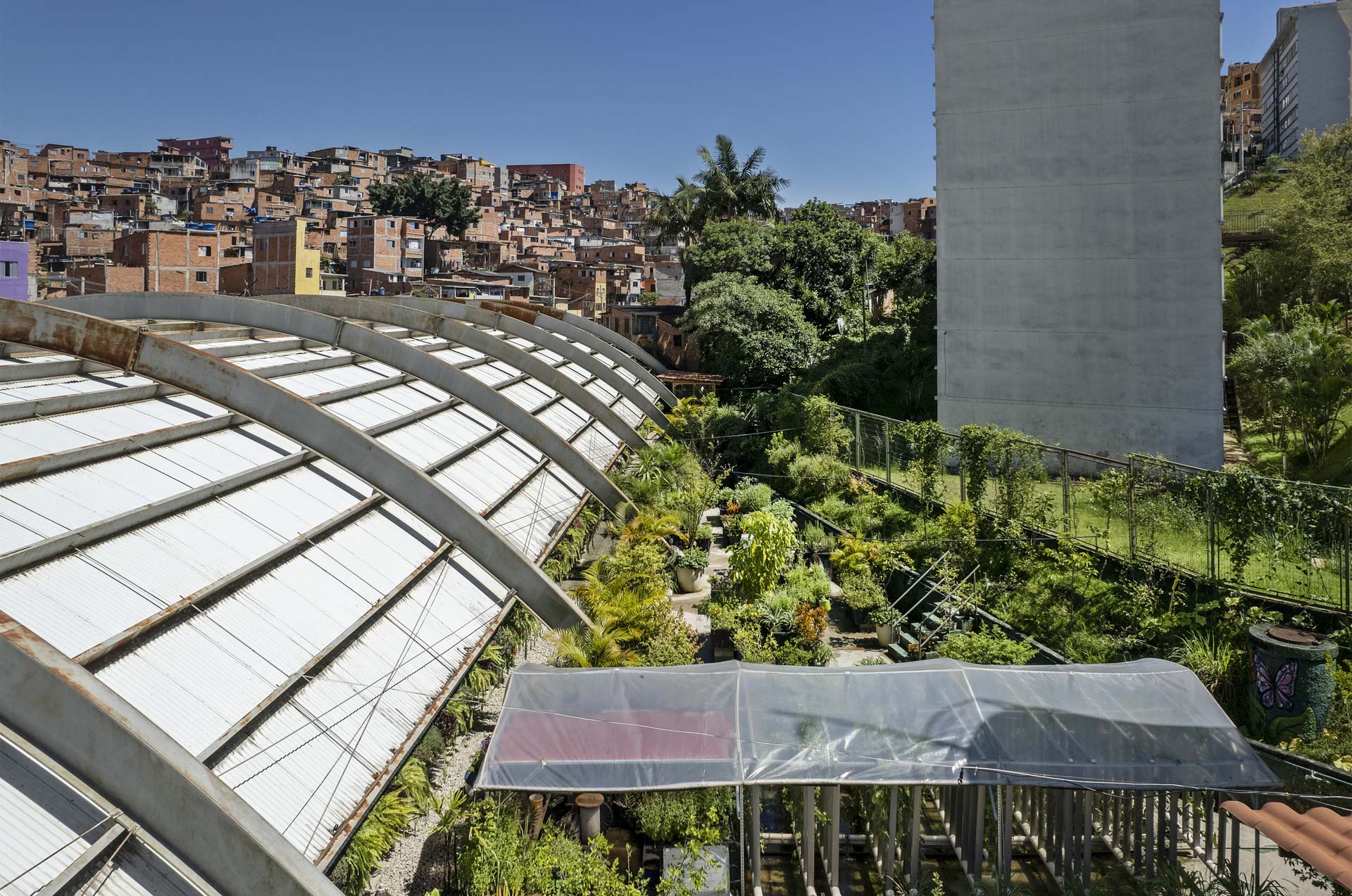Vista aérea de horta vertical da favela de Paraisópolis, na zona sul de São Paulo, que fica em área reduzida ao lado do galpão. Projeto é idealizado pelo Instituto Stop Hunger. Foto: Eduardo Knapp Folhapress