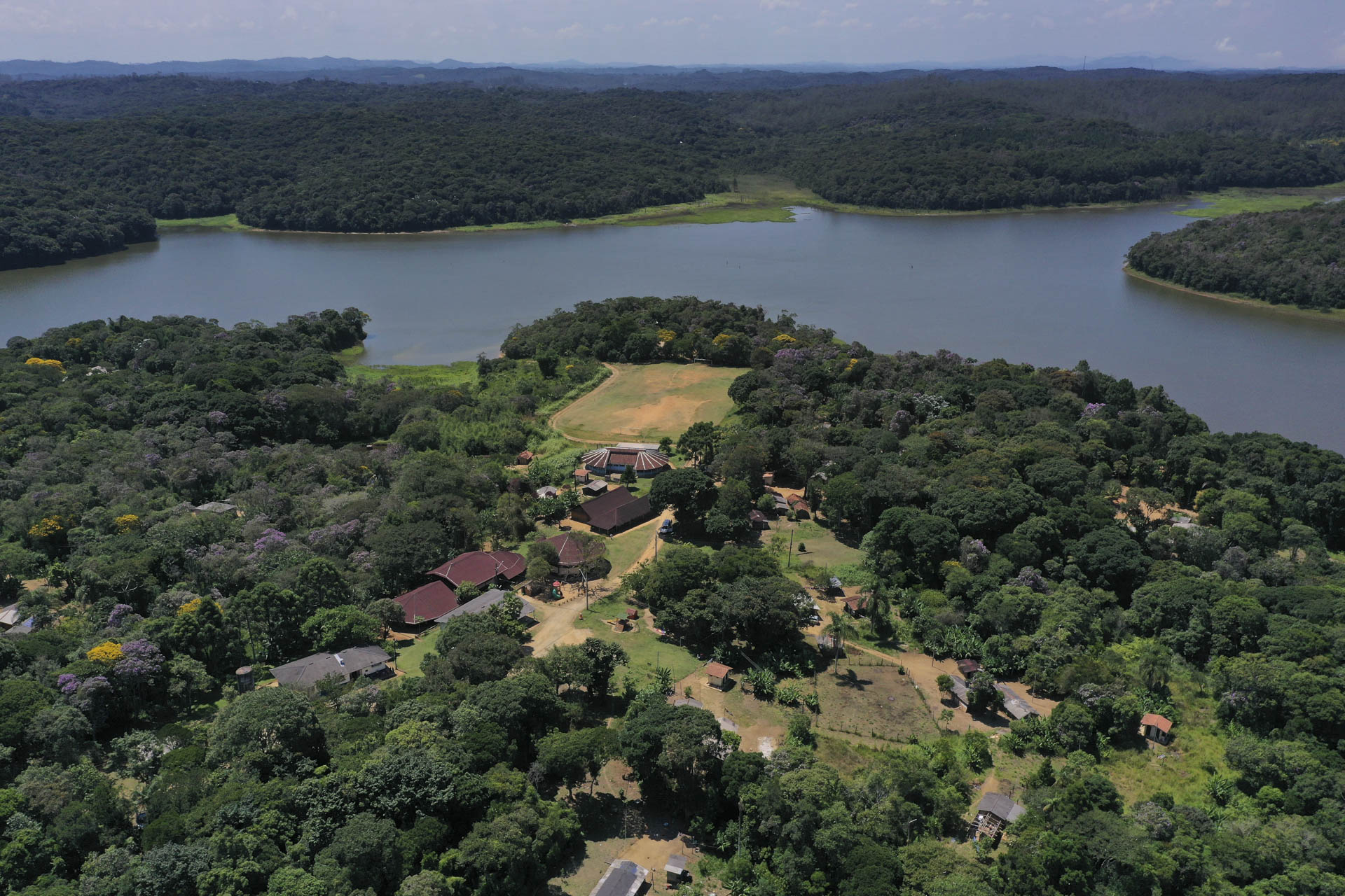 Vista de drone da aldeia indígena Krukutu da etnia Guarani na região de Parelheiros Foto: Rubens Chaves / Folhapress