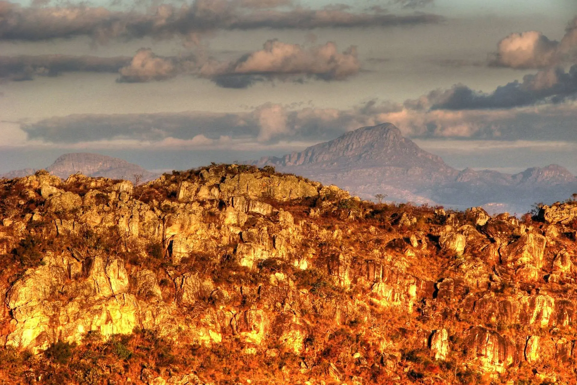 Contours of the Espinhaço Mountain Range recorded from Diamantina (MG). In the background, Pico do Itambé, one of the highest peaks in the mountain range. Photo: Glauco Umbelino / Creative Commons