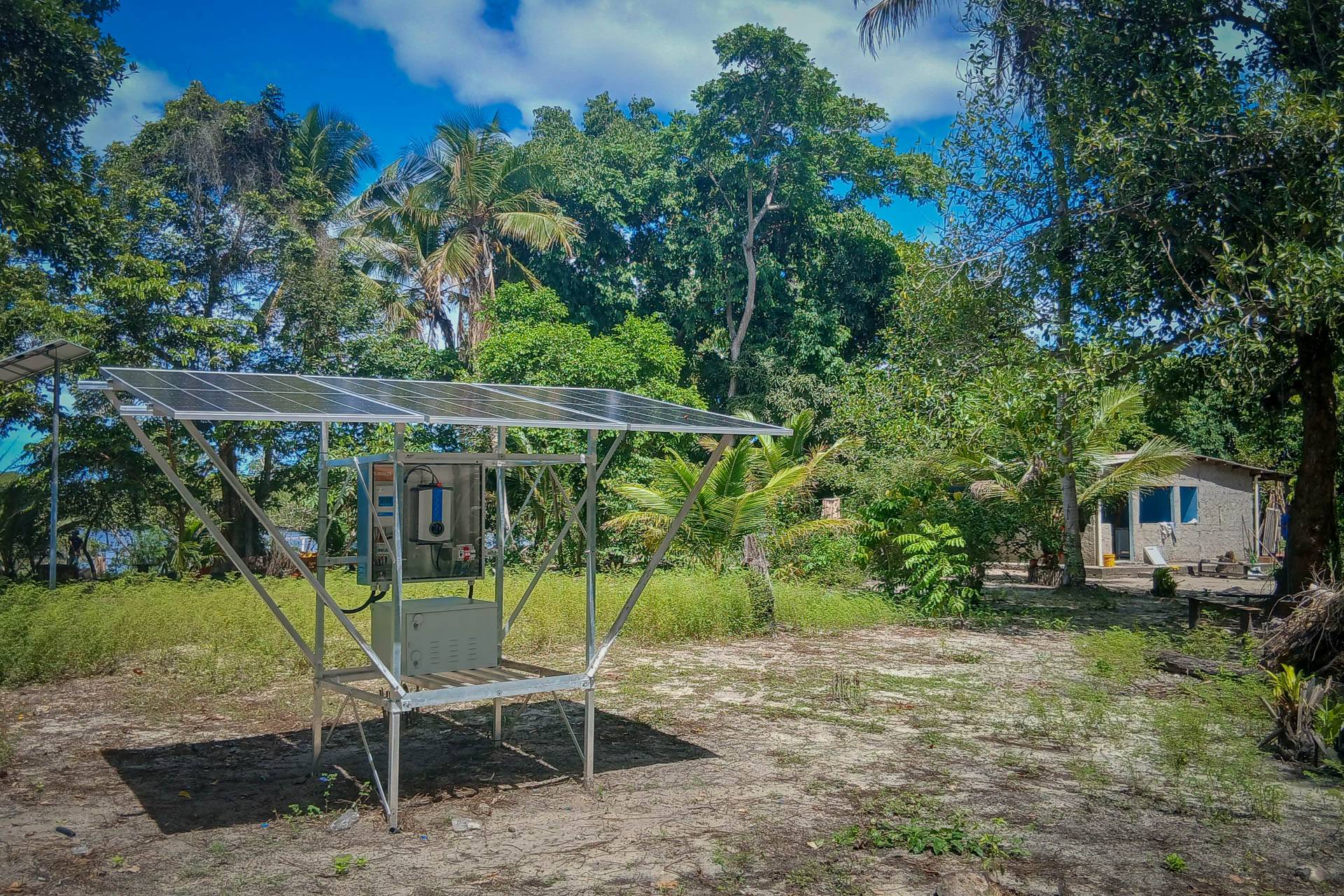 Placas solares gerando energia na comunidade de Miringaba. Foto: Aldem Bourscheit / O Eco
