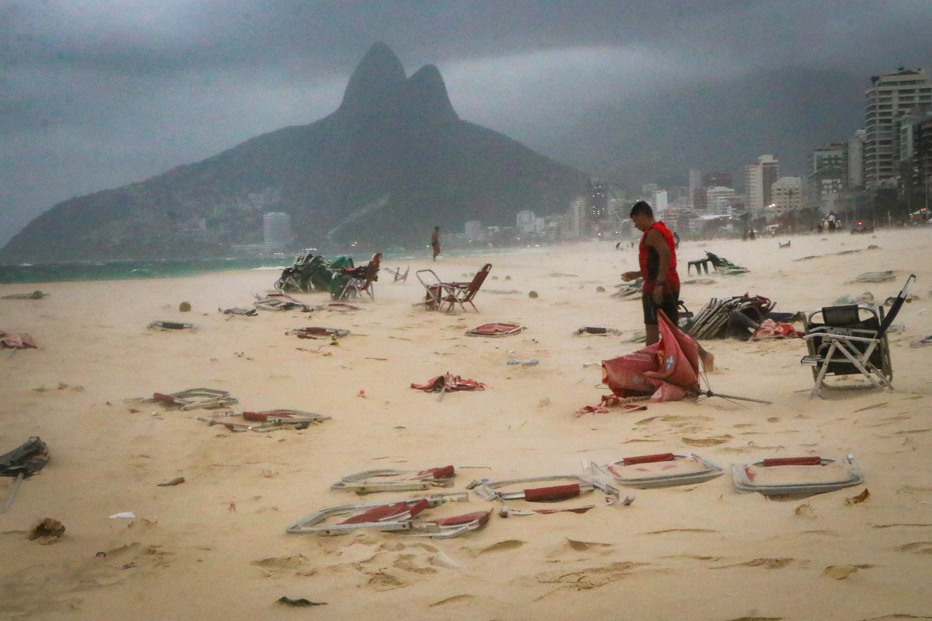 Rio de Janeiro (RJ) – Fortes rajadas de vento atingiram a praia de Ipanema, na zona sul da cidade, na tarde de quarta-feira (29/07). A chegada de uma frente fria provocou ventos intensos na capital e em cidades da Região Metropolitana, causando apagões, paralisação de trens e do metrô e falhas em semáforos. Foto: José Lucena/Folhapress.