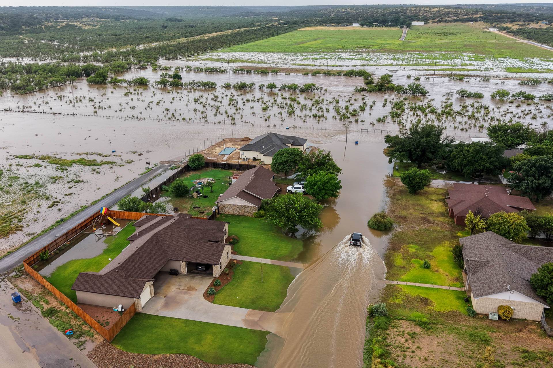 Texas (EUA) – Enchentes que ocorreram no estado do Texas em julho de 2026 deixaram ao menos dois mortos. Uma imagem aérea mostra os estragos em Ozona, no Texas. Foto: Gerald Herbert/AP Photo.