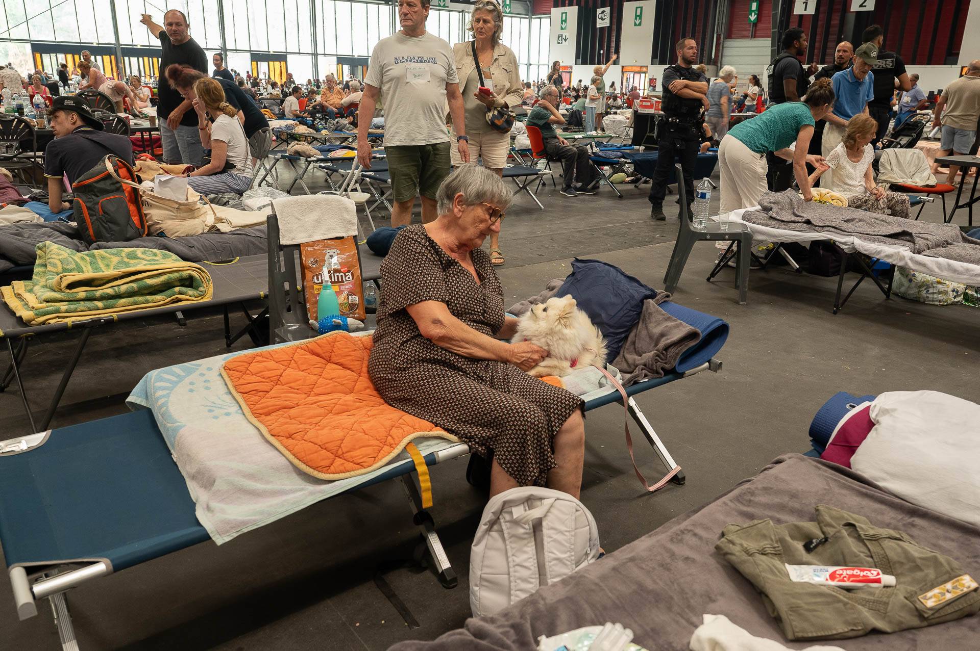 França – Uma mulher acaricia seu cachorro de estimação em um abrigo de emergência montado no Centro de Exposições de Bordeaux, na França, para as pessoas que tiveram que deixar suas casas devido aos incêndios florestais que assolaram a região, no domingo do 26 de julho de 2026. Foto: Caroline Blumberg/AP Photo