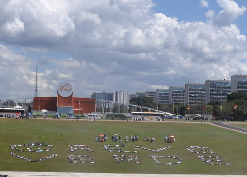 Servidores ambientais em paralisação escrevem "Greve verde" nos gramados de Brasília.