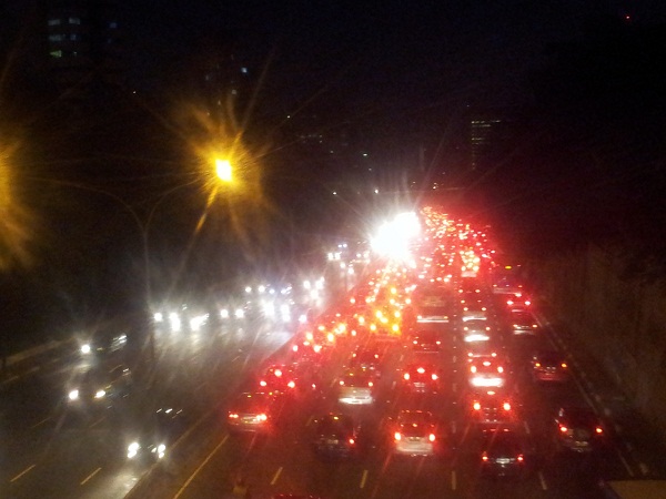Avenida 23 de Maio, em SP. Congestionamentos se repetem toda noite. Foto: Daniel Santini
