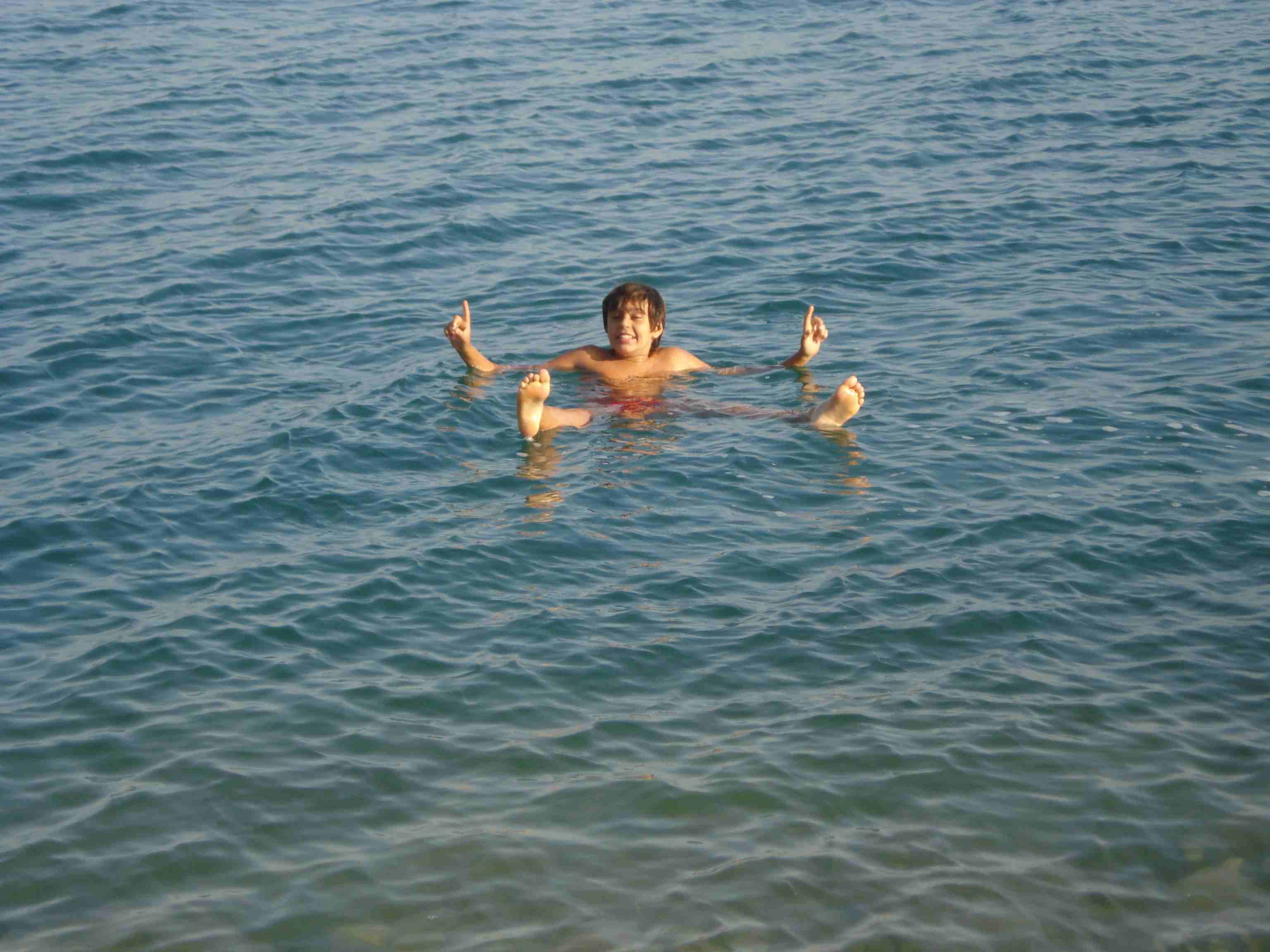 Boiar nas águas salgadas é uma das grandes atrações. O fim do Mar Morto traria consequências para o turismo local  (foto: Pedro Cunha e Menezes)