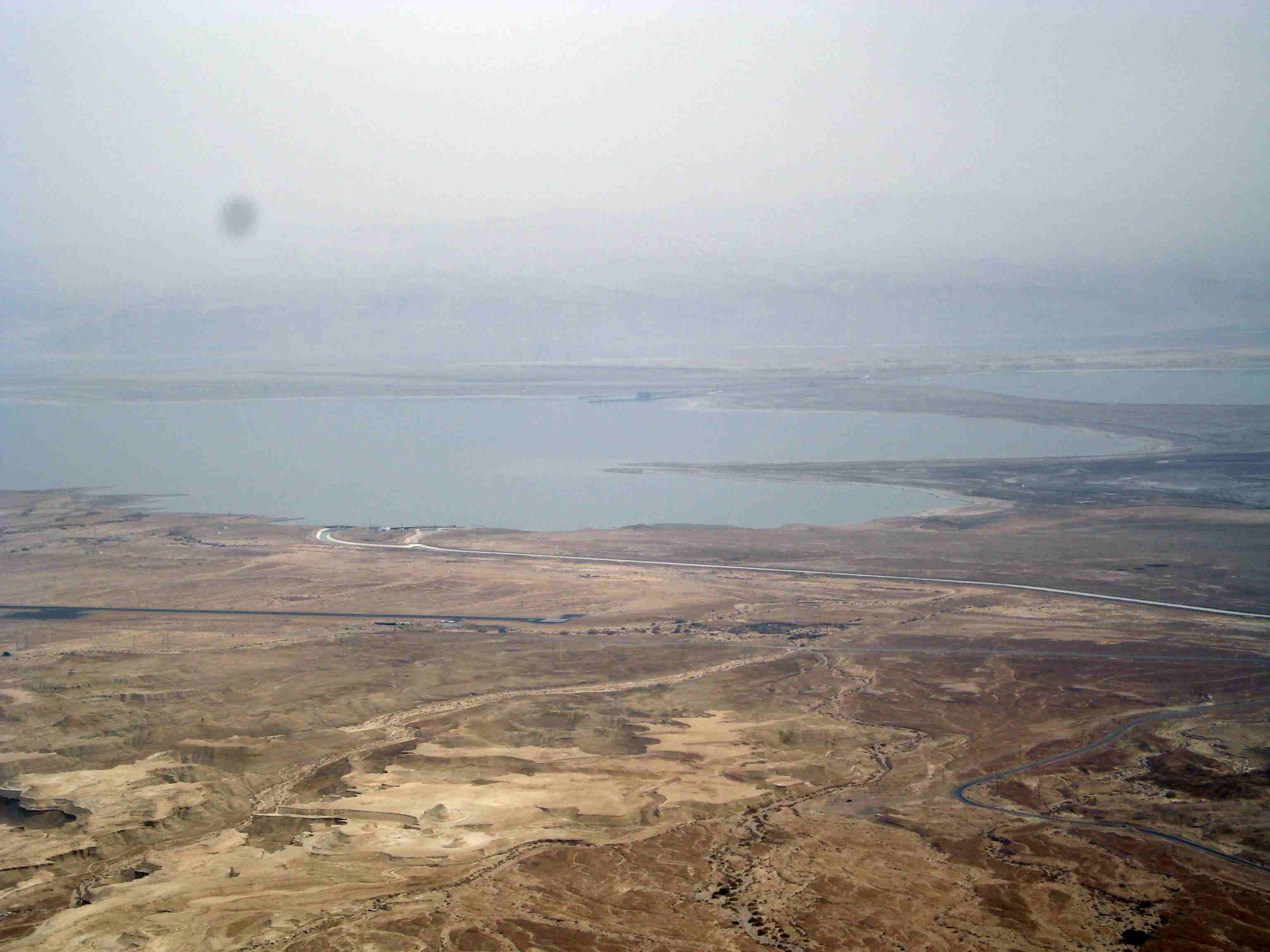 O mar morto visto de cima. Ele depende da saúde do rio Jordão para não baixar ainda mais. (foto: Pedro da Cunha e Menezes)