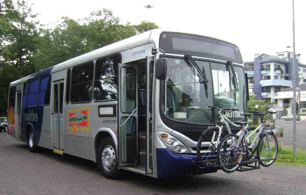 Em Santa Cruz do Sul (RS) foi lançado o primeiro ônibus no Brasil com suporte para bicicletas. (foto: divulgação)