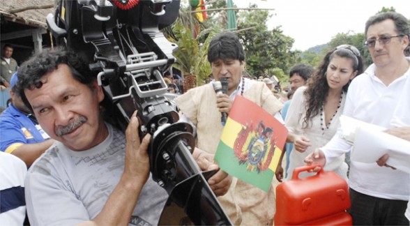 Evo Morales entregando motores fora de borda em Oromomo. Crédito: Agência Boliviana de Informação (ABI)