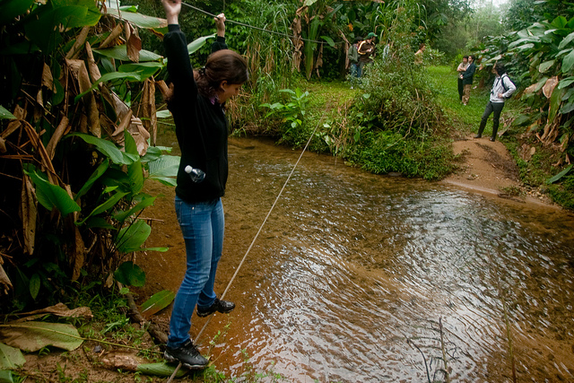 Jovens passeiam na Reserva Natural Salto Morato. Boa gestão faz diferença. Foto: José Paiva/Fundação Boticário.