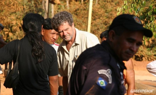 Coordenador da Campanha Amazônia do Greenpeace, Paulo Adário, é escoltado em Juína (MT)