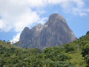 Os tradicionais três picos que deram nome ao Parque Estadual recém ampliado. (Foto: Marcia Soares)