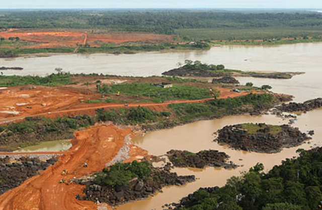 Uma das obras do PAC, a Usina Hidrelétrica de Santo Antônio, em Rondônia, deve começar a gerar energia a partir do final do ano e já começou a mudar a paisagem no rio Madeira. Crédito: Amazonia.org