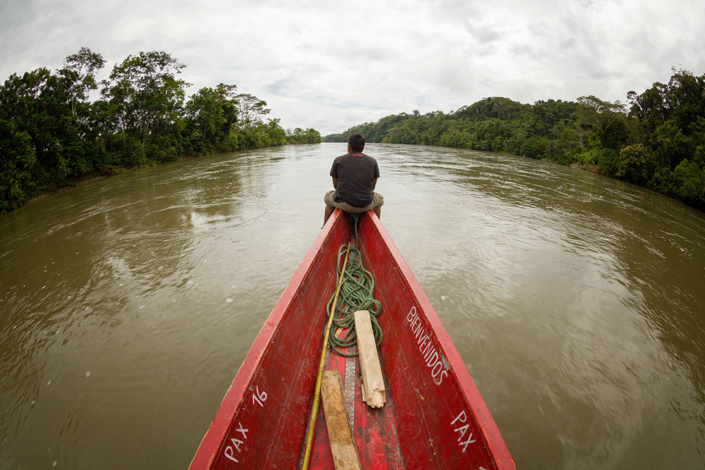 Navegando pelo Rio Napo, quase na fronteira com o Peru. Foto: Ruben Ramírez | Clique para ampliar