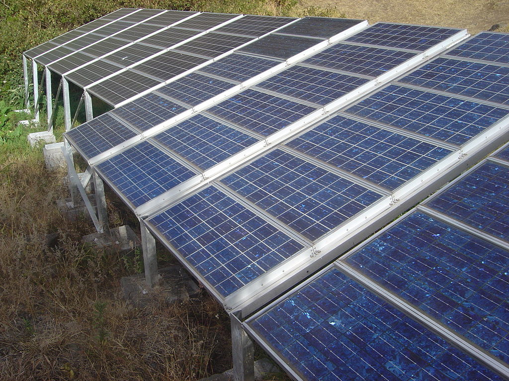 Conjunto de painéis fotovoltaicos que formam uma típica miniusina solar. Foto meramente ilustrativa. Crédito: David Monniaux/Wimedia Commons