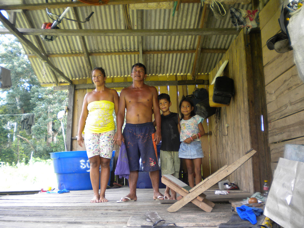 Familia de Arissonio Carvalho, uma das beneficiadas pelo sistema solar. Foto: Elizabeth Oliveira