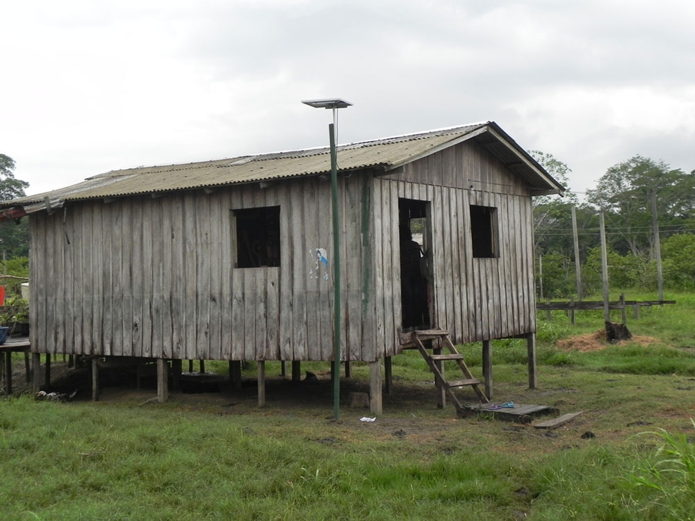 Uma das casas no sítio Promessa beneficiadas com a experiência piloto de iluminação com lâmpadas LED. Fotos: Eunice Venturi /Instituto Mamirauá