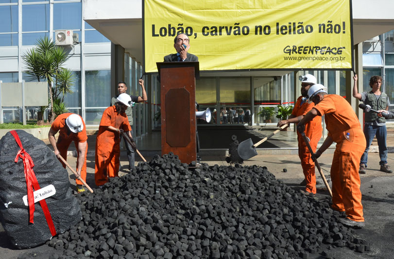 Em protesto contra o retorno das térmicas a carvão, ativistas do Greenpeace despejaram carvão em frente ao Ministério de Minas e Energia. Foto: Elza Fiúza/ABr