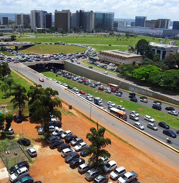 Brasília, capital dos automóveis, é também uma cidade-estacionamento marcada por congestionamentos. Foto: Daniel Santini
