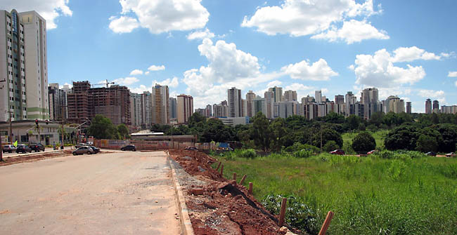 Prédios brotam a todo instante em cidades-satélite de Brasília, como Águas Claras, maior canteiro de obras da América Latina. Foto: Aldem Bourscheit