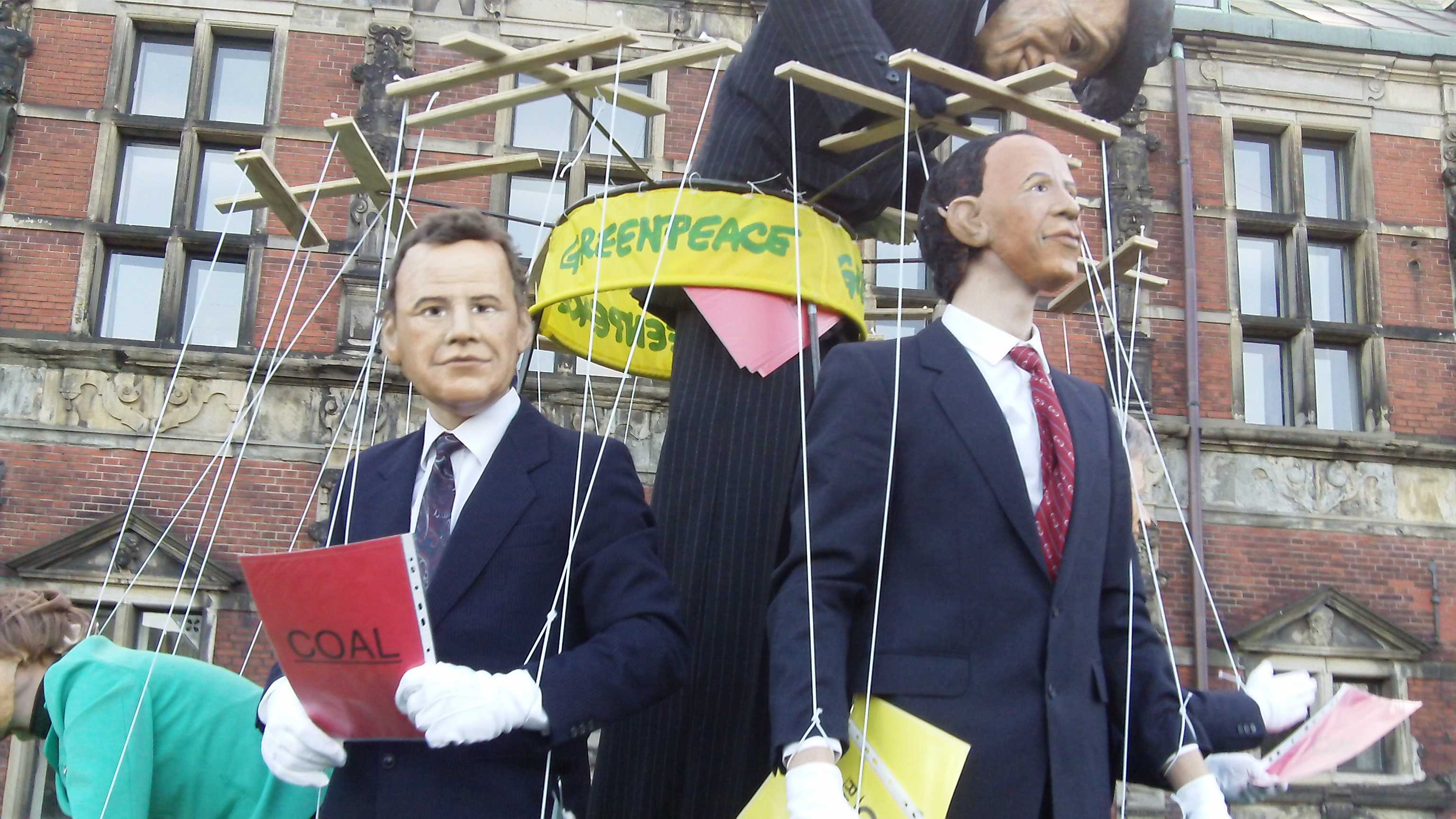 Greenpeace fez carro alegórico com bonecos de Obama, Gordon Brown e Angela Merkel (foto: Gustavo Faleiros)