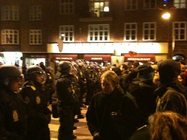 Polícia cercou grupos que ameaçavam protestos violentos (foto: Esben Chiristensen)