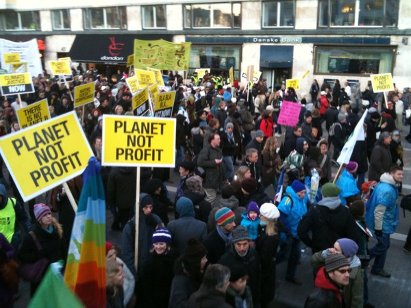 Entre os gritos de protesto - O Planeta não foi feito para lucro (foto:Gustavo Faleiros)