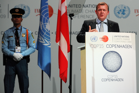 Primeiro ministro da Dinamarca, Lars Rasmussen, discursa na abertura da COP 15 (foto: IISD)