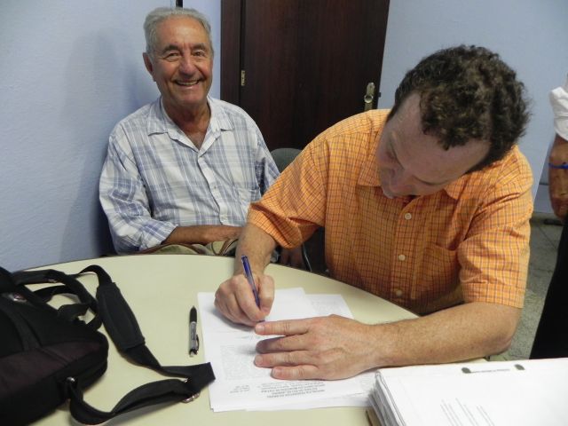 Junto ao antigo proprietário, Chefe do Parque assina a escritura do primeiro imóvel transferido ao PNI em nome do ICMBio (foto: divulgação)