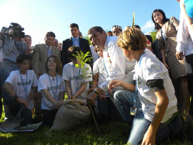 Presidente do Equador, Rafael Correa, planta árvore durante a COP 16 (foto: Maria Clara Valencia)