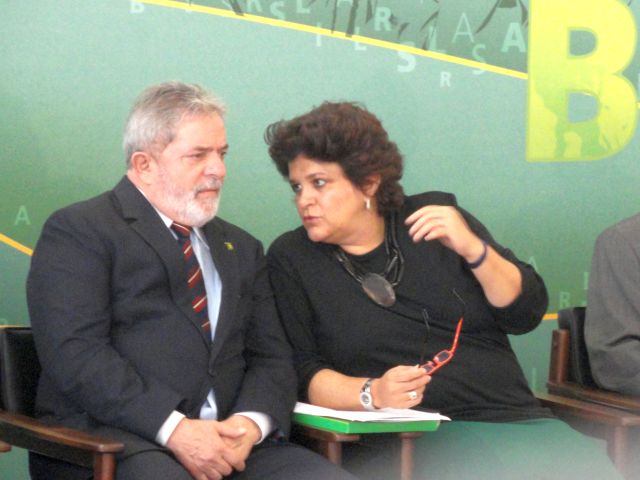 Presidente Lula conversa com ministra de Meio Ambiente, Izabella Teixeira, durante cerimônia no Palácio do Planalto (foto: Nathalia Clark) 