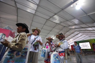 Participantes em trajes típicos mexicanos visitam o Climate Change Village (foto: divulgação COP 16)
