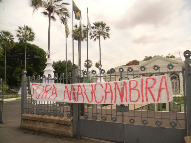 Na frente do palácio do governo, ambientalistas e ONGs ligadas a Rede Ambiental do Piauí protestam contra a possível indicação de Macambira para continuar à frente da Secretaria Estadual de Meio Ambiente (foto: Ana Franco)