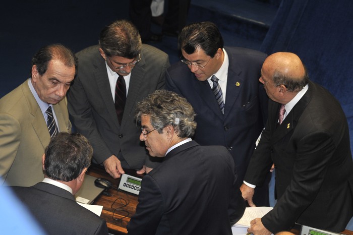 Líderes das bancadas reunidos com os relatores da proposta do novo Código (foto: José Cruz/Agência Brasil)