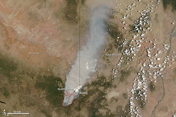 A seca no sul dos Estados Unidos e no México causou uma grande quantidade de queimadas e incêndios florestais. Um dos maiores ocorreu nas montanhas do Arizona, iniciado no dia 29 de maio e com duração de duas semanas. Esta imagem foi captada pelo sensor MODIS, no satélite Aqua, no dia 4 de junho.