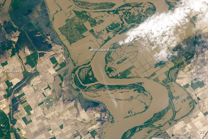 A bordo da estação espacial internacional (ISS), astronautas captaram com uma Nikon D2X essa imagem que mostra o rio Mississipi nos estados de Missouri e Tenesse, nos Estados Unidos engolfando fazendas.