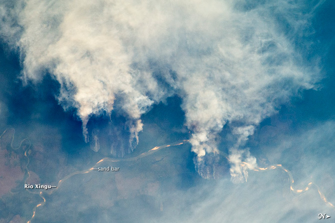 As queimadas na floresta amazônica continuam envergonhando o Brasil perante o mundo. Nesta imagem tirada em 10 de outubro, largas colunas de fumaça se erguem de campos recém desmatados nas margens do rio Xingu.  Crédito: Sensor MODIS, satélite Aqua, NASA.