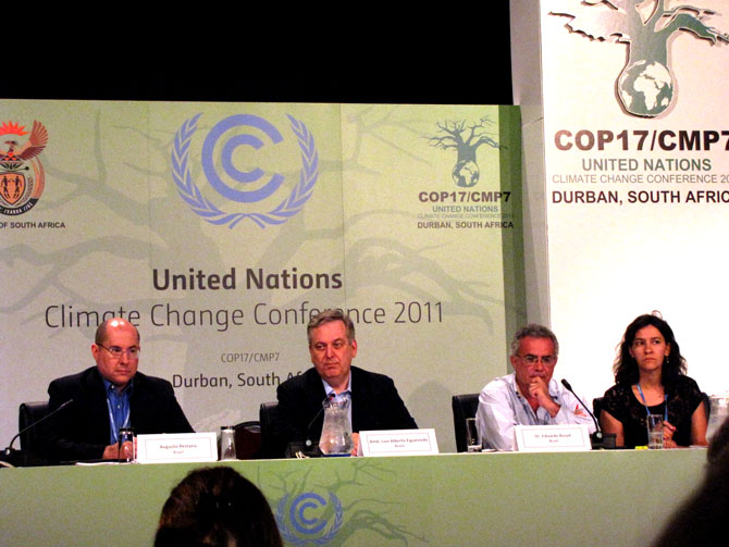 Coletiva de imprensa da delegação brasileira em Durban durante a COP 17. Foto: Flavia Moraes