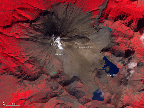 Essa bela imagem captada no dia 5 de setembro utilizando filtros de cor do sensor ASTER, a bordo do satélite Terra, mostra o vulcão Kizimen na península Kamchatka, no leste da Rússia. Em cinza pode ser ver a lava descendo pelas paredes do vulcão.