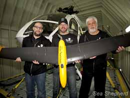 Paul Watson, à direita de barba branca, o fundador da Sea Shepherd, mostra o avião não tripulado que foi utilizado para seguir o baleeiro japonês (foto: divulgação)