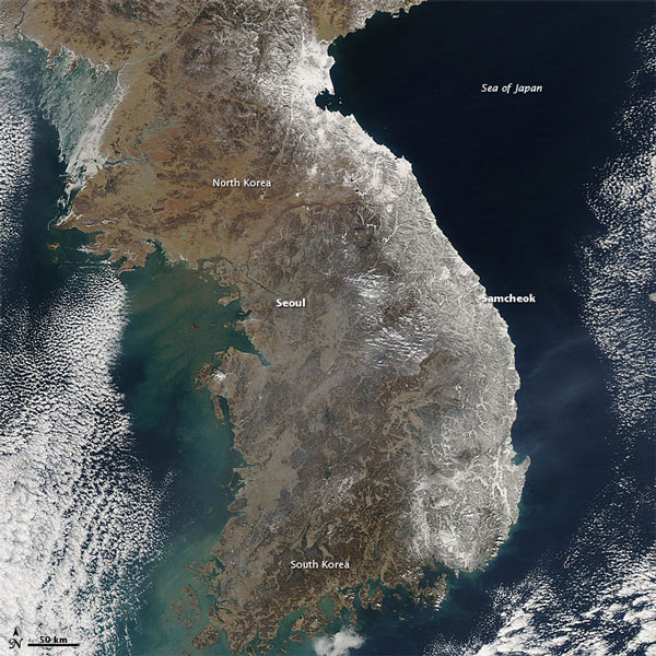 Esta imagem feita em 15 de fevereiro pelo sensor MODIS, da NASA, a bordo do satélite Aqua mostra parte da península da Coreia coberta por neve . Esta foi a nevasca mais forte registrada em 100 anos e deixou centenas de pessoas isoladas.